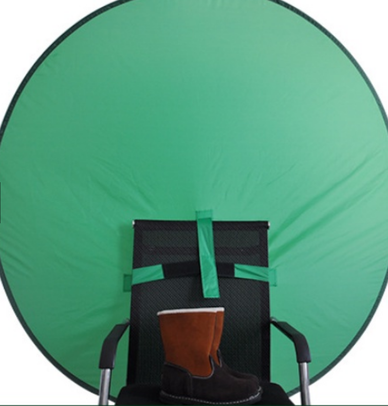 מסך ירוק לשיחות זום מותקן ע"ג כיסא